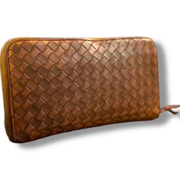 Bottega Veneta Intrecciato Leather Zip Wallet Clutch – Made in Italy - Picture 7 of 12